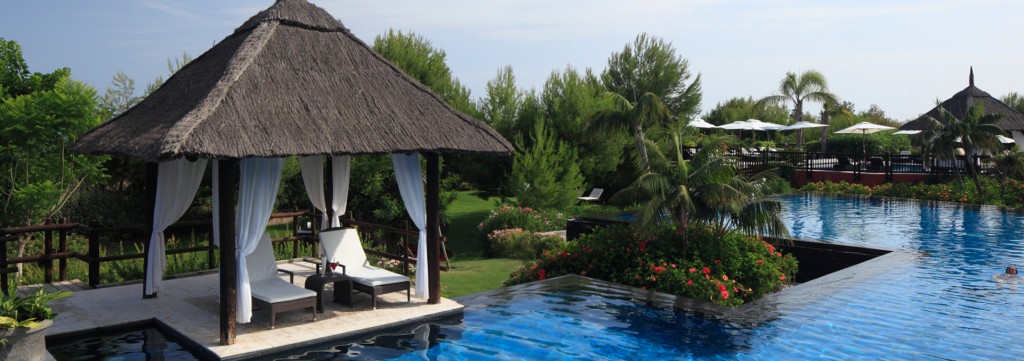 asia gardens camas balinesas y piscina desbordante