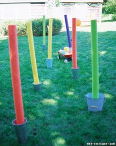 Transportar los globos con agua, haciendo zig-zag con los palos de colores.
