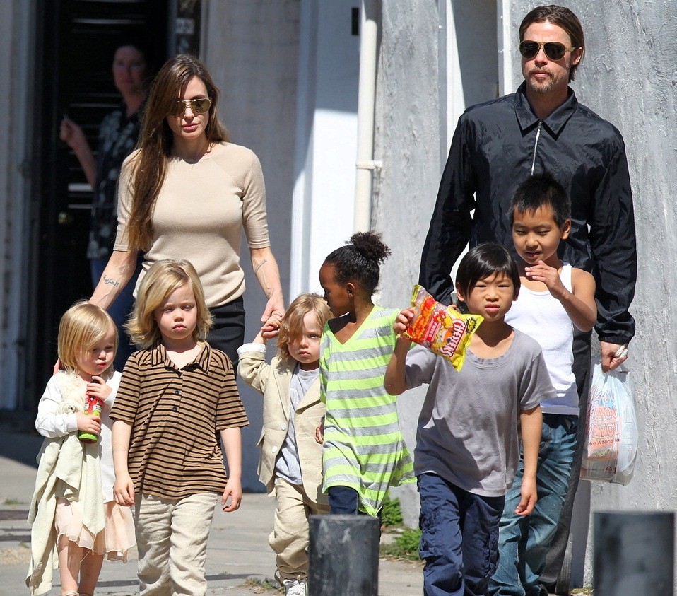 Brad Ptt, Angelina Jolie and their whole family go for a Sunday stroll in New Orleans. Angelina flew their 6 children in to visit Brad, who is working on his new movie, 'Cogan's Trade'. Pictured: Angelina Jolie, Brad Pitt, Maddox Jolie-Pitt, Zahara Jolie-Pitt, Vivienne Jolie-Pitt and Knox Jolie-Pitt