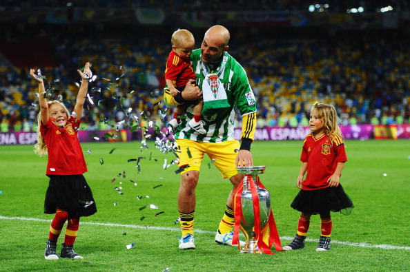 KIEV, UKRAINE - JULY 01: Pepe Reina of Spain holds his son Luca Reina and the trophy as he celebrates his team's victory following the UEFA EURO 2012 final match between Spain and Italy at the Olympic Stadium on July 1, 2012 in Kiev, Ukraine. (Photo by Laurence Griffiths/Getty Images)