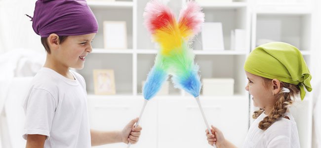 Niños ayudan en las tareas del hogar