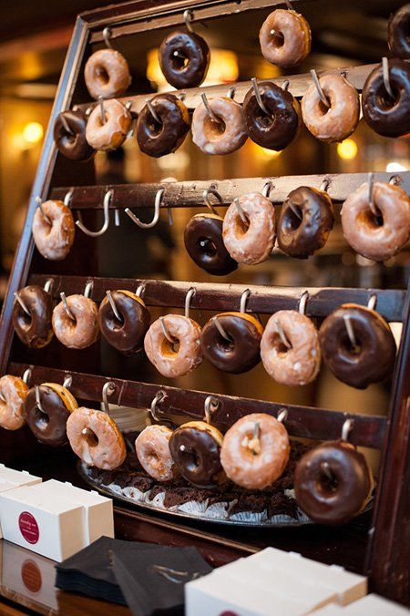 Mesa dulce con donuts